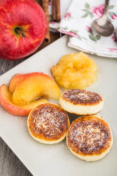 Kaas pannenkoeken met gebakken appeltjes — Stockfoto