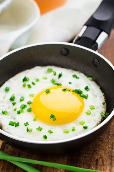 Жареное яйцо в маленькой кастрюле — стоковое фото