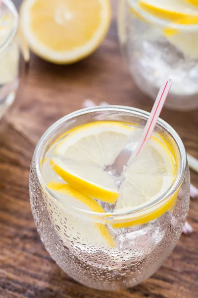 Холодный свежий лимонад — стоковое фото