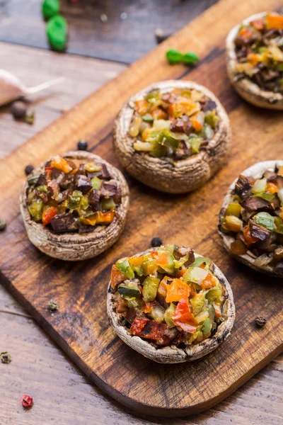 Portobello champinjoner fyllda med grönsaker — Stockfoto