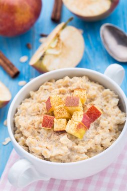Elma ve tarçın ile lezzetli yulaf ezmesi