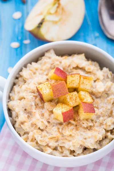 Tasty oatmeal with apples and cinnamon — Stock Photo, Image