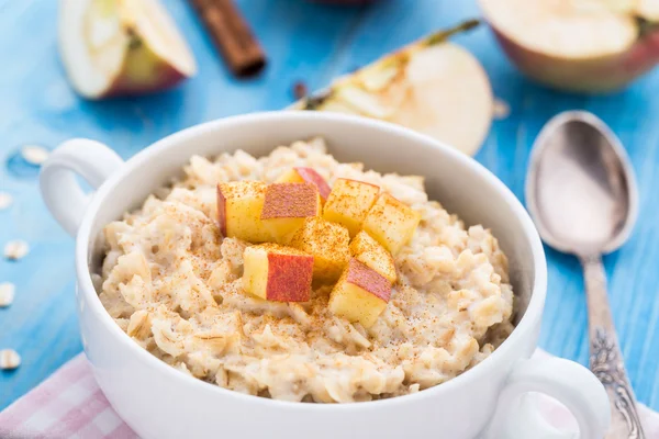 Tasty oatmeal with apples and cinnamon — Stock Photo, Image