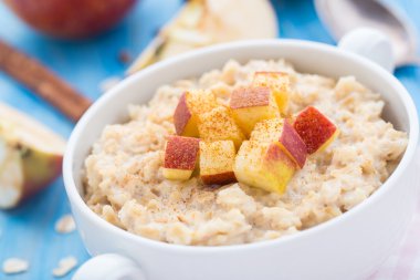 Elma ve tarçın ile lezzetli yulaf ezmesi