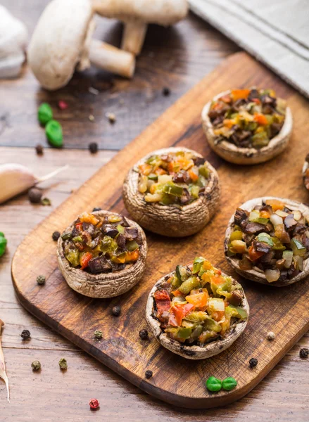 Cogumelos Portobello recheados de legumes — Fotografia de Stock