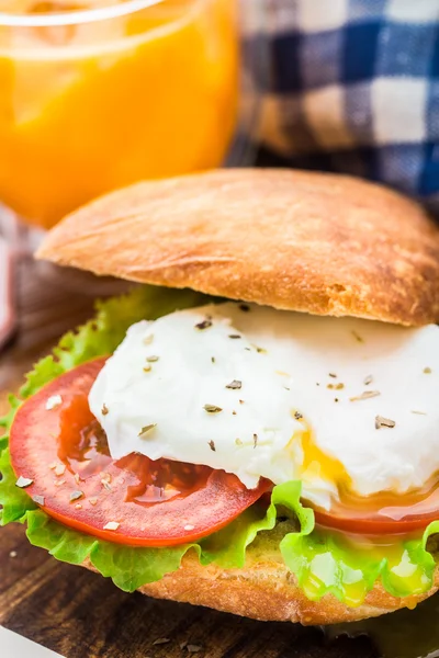 Burger with pouched egg and tomato — Stock Photo, Image