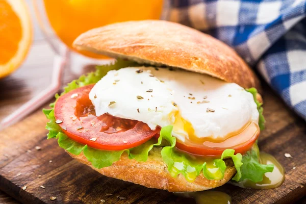 stock image Burger with pouched egg and tomato