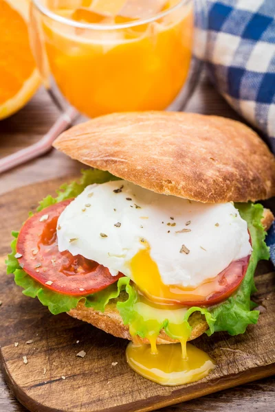 Burger with pouched egg and tomato — Stock Photo, Image