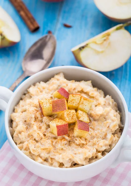 Sabrosa avena con manzanas y canela — Foto de Stock