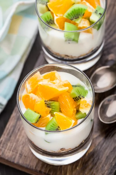 Yogurt con muesli y frutas — Foto de Stock