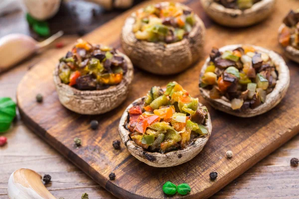 Portobello-Pilze gefüllt mit Gemüse — Stockfoto