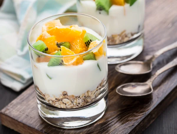 Yogurt con muesli e frutta — Foto Stock