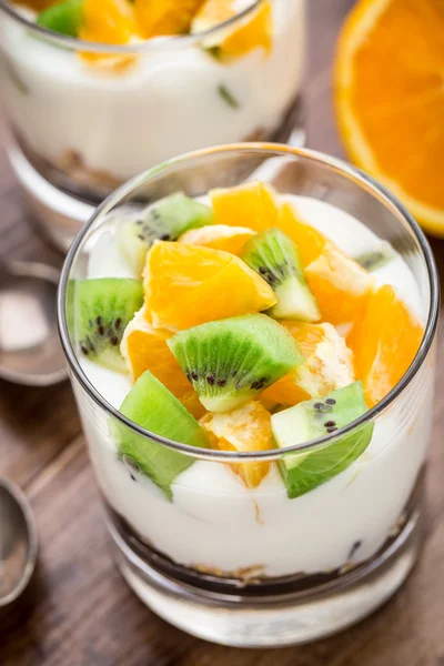 Jogurt z musli i owocami — Zdjęcie stockowe