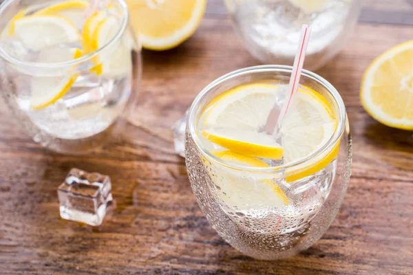 Холодный свежий лимонад — стоковое фото