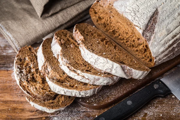 Pão fresco assado na mesa de madeira — Fotografia de Stock