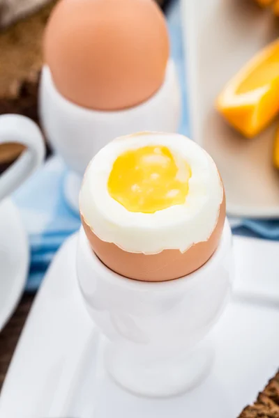 Kahvaltıda kaynamış yumurta. — Stok fotoğraf