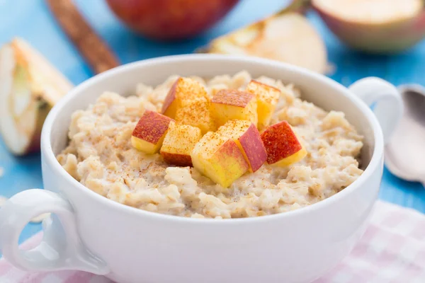 Tasty oatmeal with apples and cinnamon — Stock Photo, Image