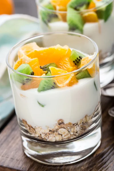 Yogurt con muesli e frutta — Foto Stock