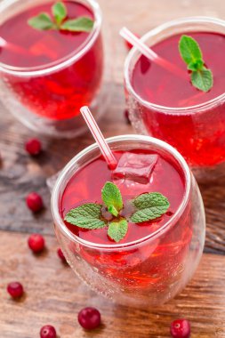 yaban mersini ile süsleyin nane kokteyli.