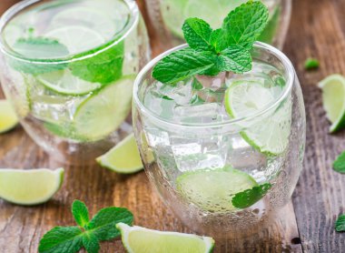 Limonlu ve naneli kokteyl