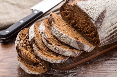 ahşap masa üzerinde taze pişmiş ekmek