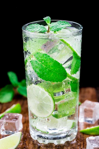 Cocktail with lime and mint — Stock Photo, Image