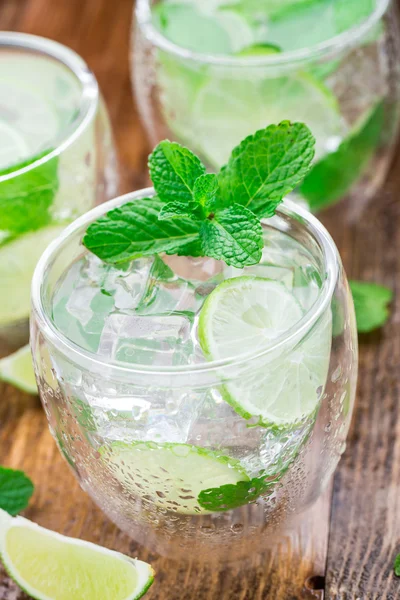 Cocktail con lime e menta — Foto Stock