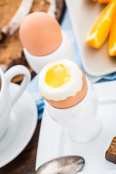 Zacht gekookt ei als ontbijt — Stockfoto