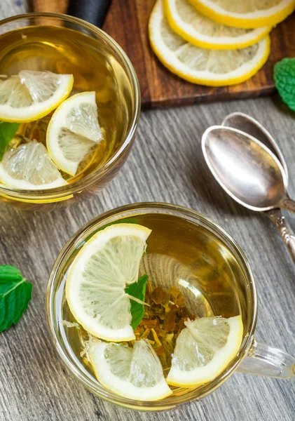 Tazza con tè alla menta e limone — Foto Stock