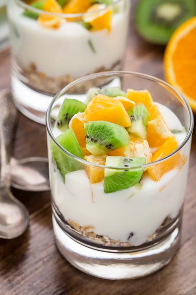 Yogurt con muesli y frutas — Foto de Stock