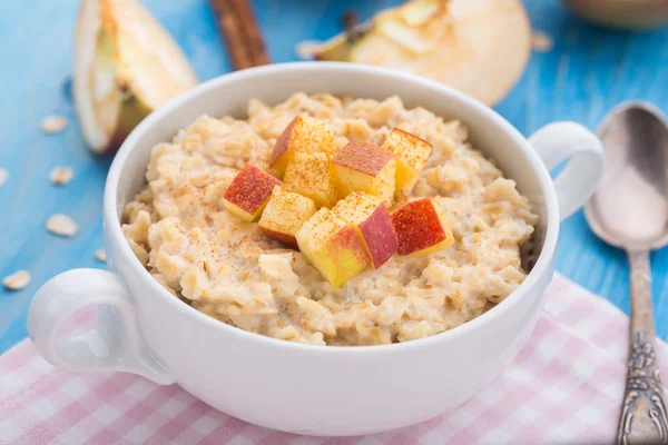 Tasty oatmeal with apples and cinnamon — Stock Photo, Image