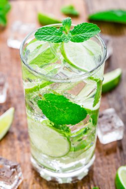 Limonlu ve naneli kokteyl