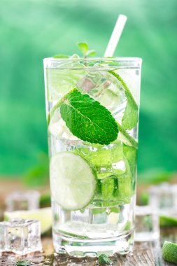 Limonlu ve naneli kokteyl