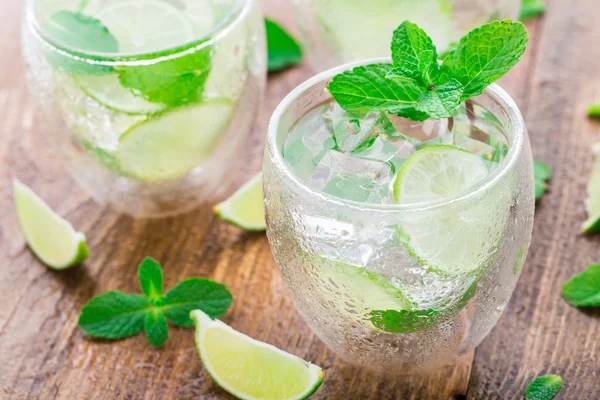 Cocktail con lime e menta — Foto Stock