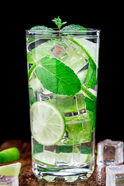 Cocktail mit Limette und Minze — Stockfoto