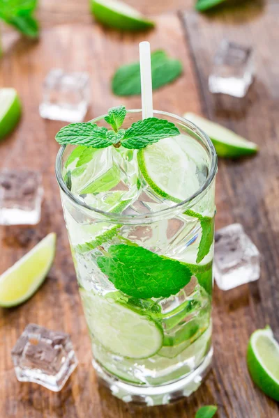 Cocktail with lime and mint — Stock Photo, Image