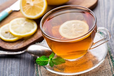 Bir fincan naneli ve limonlu çay.