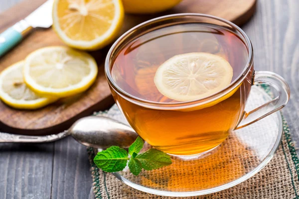 Tasse de thé à la menthe et au citron — Photo