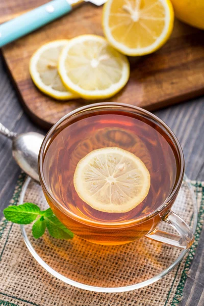 Tasse de thé à la menthe et au citron — Photo