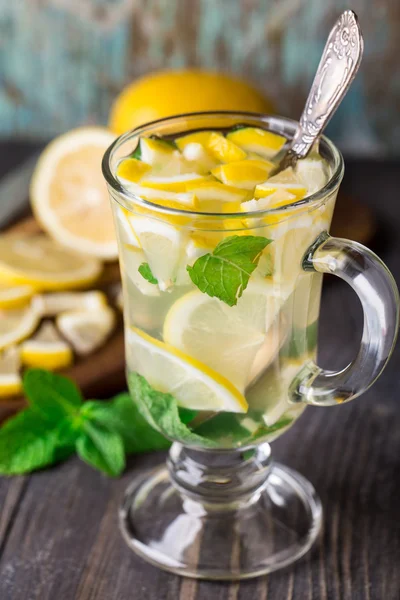 Стекло с мятой и лимонным чаем — стоковое фото