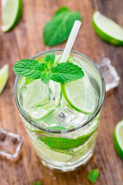 Cocktail con lime e menta — Foto Stock