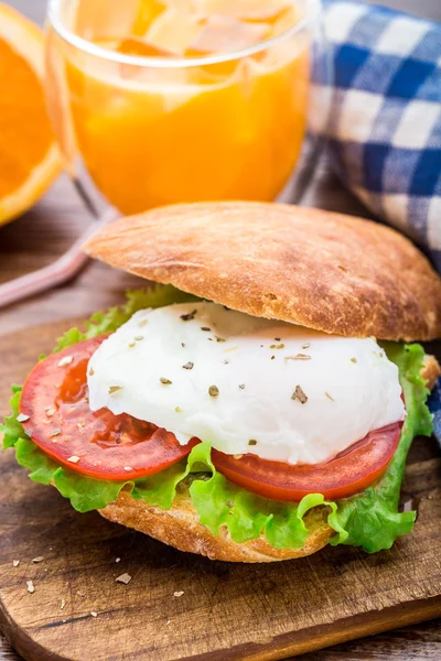 Burger s obrovská vejcem a rajčaty — Stock fotografie