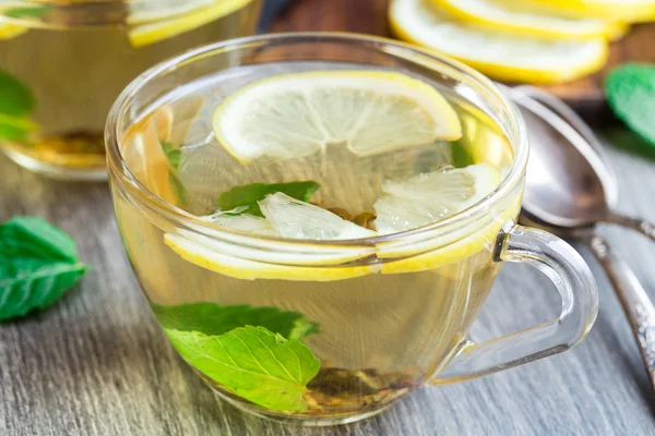 Fincan çay nane ve limon ile