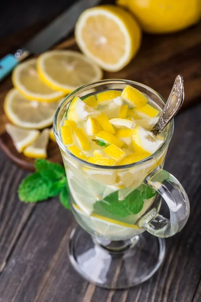 Стекло с мятой и лимонным чаем — стоковое фото