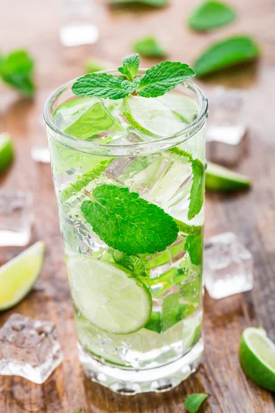 Cocktail con lime e menta — Foto Stock