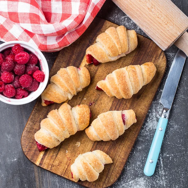 Fresh croissants with raspberries — Stock Photo, Image
