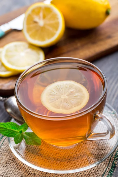 Tazza di tè con menta e limone — Foto Stock