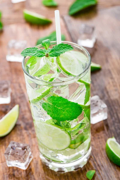 Cocktail mit Limette und Minze — Stockfoto