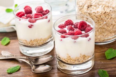 Yoğurtlu müsli ve ahududu