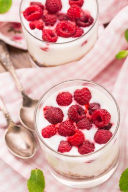 Yoğurtlu müsli ve ahududu